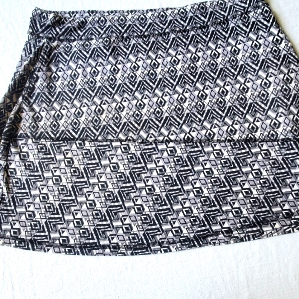 Aventura 100% Organic Cotton Black & White Geometric Sz. XL Skirt with Pockets